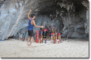 haciendo ejercicios de equilibrio en la playa de Phra Nang, cerca de la cueva